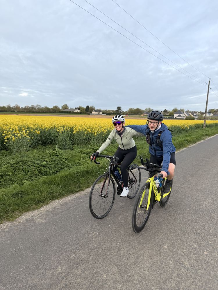 Twee fietsers langs een koolzaadveld in de Loire