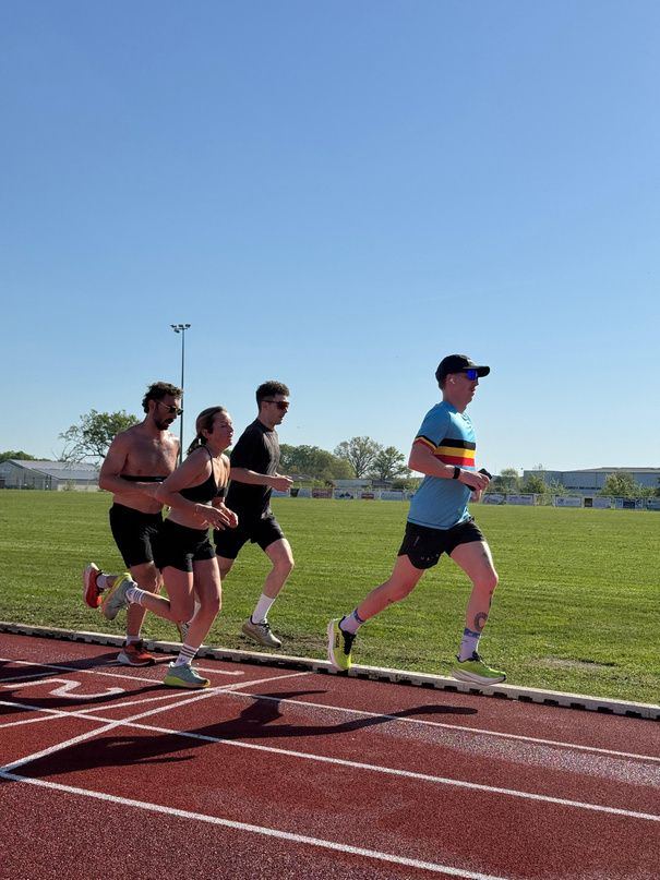 Lopers op de atletiekpiste